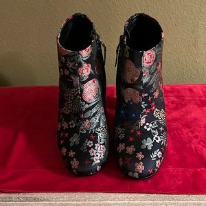 Jacquard print booties
